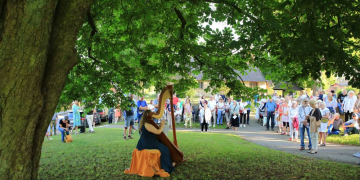 ‚Weggefährten‘ – Zehnter musikalischer Spaziergang rund um den historischen Pfarrhof Ziethen