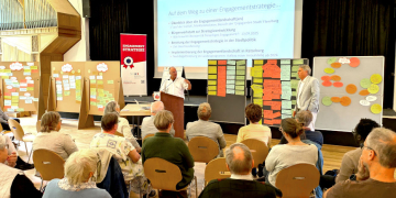 Reinhart Grahn (re.) und Heiko Steiner (li.) präsentieren die Ergebnisse ihrer Arbeitsgruppe im Forum der Bürgerwerkstatt zur Ratzeburger 'Engagementstrategie'. Foto: hfr