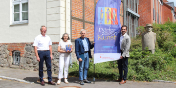 (v.li.) Amtsvorsteher Heinz Dohrendorff, Susanne Raben-Johns (Amt Lauenburgische Seen), Künstler Meinhard Füllner (Mitorganisator und Aussteller in Pogeez) sowie Christian Pein (Kreissparkasse Herzogtum Lauenburg) freuen sich auf die 21. Auflage von "Dörfer zeigen Kunst". Foto: Anders