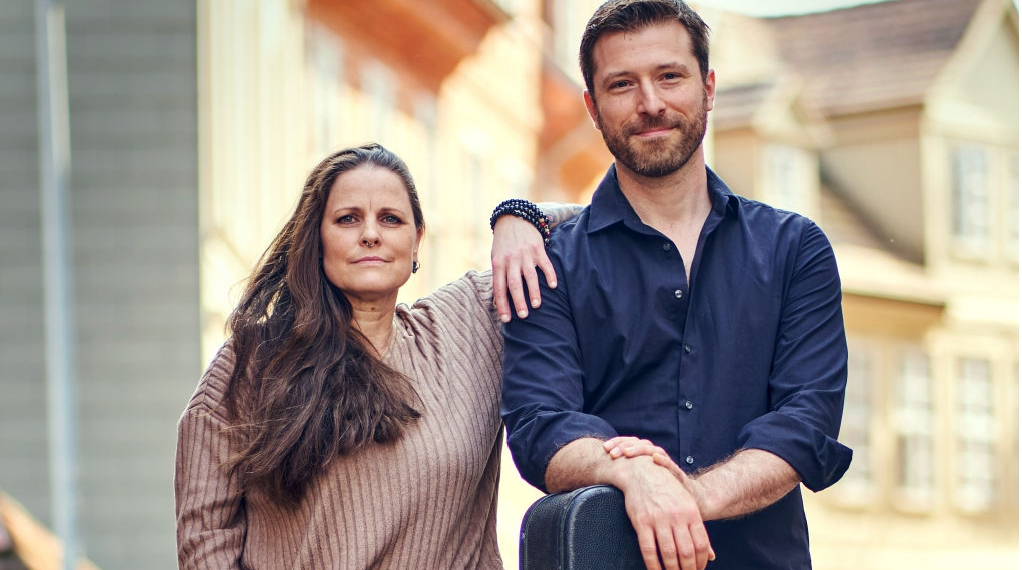 Esther Jung und Lukas Kowalski spielen an der Berkenthiner Kanalschleuse