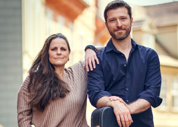 Esther Jung und Lukas Kowalski spielen an der Berkenthiner Kanalschleuse