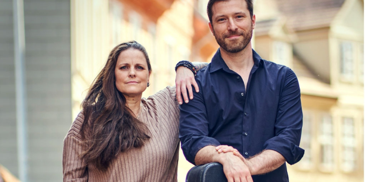 Esther Jung und Lukas Kowalski spielen an der Berkenthiner Kanalschleuse