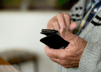 Möllner Seniorenbeirat bietet Handy-Sprechstunde an