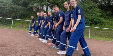 Sie trainieren aktuell hart für die internationale Olympiade der Jugendfeuerwehren im Juli: Johanna Rau (v.r.n.l.), Ella Dammann, Aaron Wegner, Matilda Niebling, Eva Putfarken, Levke Schlichting, Toni Steinfeldt, Paul Willhöft, Agnes Putfarken und Lenn Dammann. Greta Niebling konnte bei diesem Training nicht dabei sein.
