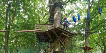Ein Tag im Kletterpark für Kinder und Jugendliche der Freien Jugendhilfe