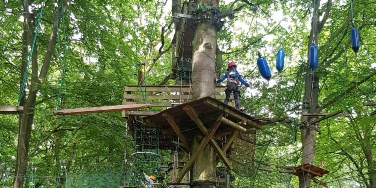 Ein Tag im Kletterpark für Kinder und Jugendliche der Freien Jugendhilfe