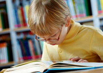 AOK zum Schulstart: Jedes elfte Grundschulkind trägt eine Brille