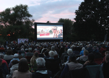 Ratzeburg feiert seine Ruderlegende: Weltpremiere von Adams Acht im ausverkauften Freiluftkino