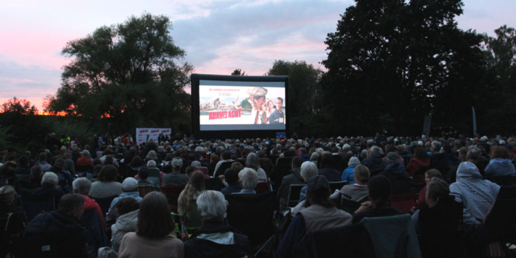 Ratzeburg feiert seine Ruderlegende: Weltpremiere von Adams Acht im ausverkauften Freiluftkino