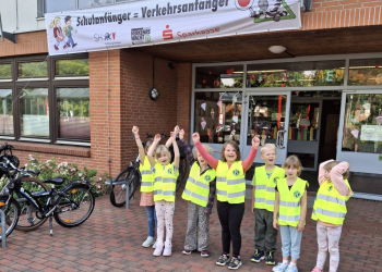 Kiwanis Club Ratzeburg spendet Warnwesten für neue Erstklässler
