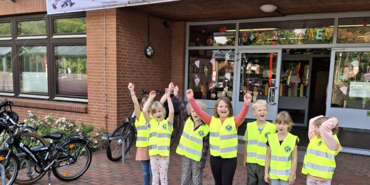 Kiwanis Club Ratzeburg spendet Warnwesten für neue Erstklässler