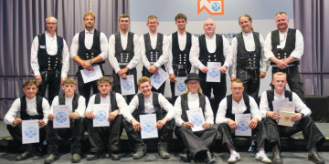 13 erfolgreiche Dachdeckerlehrlinge aus der Region erhalten den Gesellenbrief