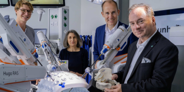 Tim Gruchmann (Team Therapie am Fraunhofer IMTE), Dr. Kaschlin Butt, Dr. Christoph Mager und Prof. Dr. Thorsten Buzug (v.l.n.r.) bei der Besichtigung des hochmodernen OP-Saals für Robotik-Chirurgie. Durch den konsequenten Einsatz von Operationsrobotern kann der Fachkräftemangel gedämpft werden. Foto Credit: Sandy Bever, Fraunhofer IMTE