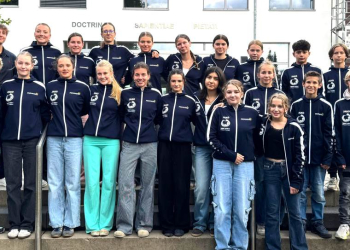 22 motivierte LG-Sportler in passendem Outfit