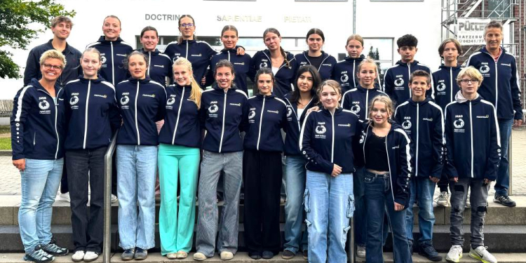 22 motivierte LG-Sportler in passendem Outfit