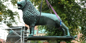Der Braunschweiger Löwe steht wieder vor dem Dom