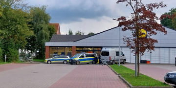 Die Polizei hat den Bereich um dem Supermarkt weiträumig abgesperrt. Foto: Anders