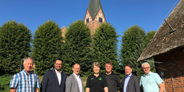Ortstermin in Sandesneben mit Bürgermeister Rainer Rexin (von links), Rasmus Vöge und Henri Schmidt (beide CDU), Maren Meineke (Berg-Retter), Holger Wöltjen (Diakon), Wilko Teifke (Nordkirche), Philip Graffam (Propst). Foto: KKLL, hfr
