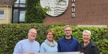 Von links: Sven Dräger (Fachdienstleiter Jugend, Sport und Kultur der Geesthachter Stadtverwaltung), Helga Scharnberg (Fachdienst Jugend, Sport und Kultur der Geesthachter Stadtverwaltung), Philipp Westphal (VfL Geesthacht) und Frauke Zinn (Seniorenbeirat Geesthacht). Foto: Stadt Geesthacht, hfr