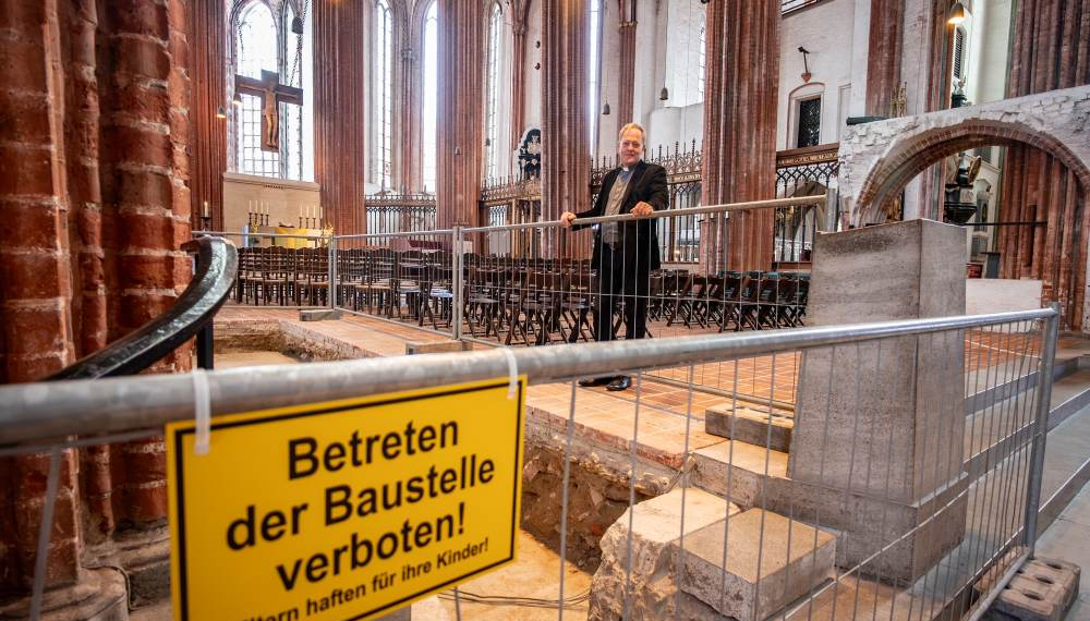 St. Marien Kirche in Lübeck schließt
