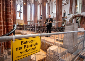 St. Marien Kirche in Lübeck schließt