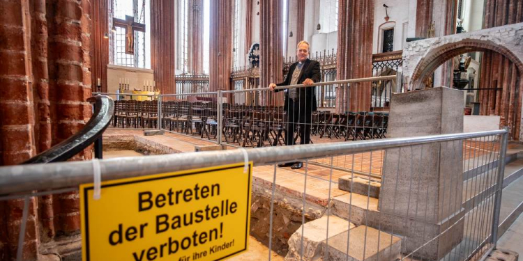 St. Marien Kirche in Lübeck schließt