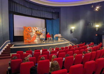 ‚WIR und DIE ANDEREN‘ – Ratzeburger Schul-Kunstprojekt endet mit einen gemeinsamen Theaterbesuch