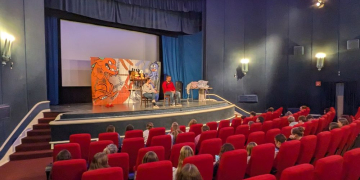 ‚WIR und DIE ANDEREN‘ – Ratzeburger Schul-Kunstprojekt endet mit einen gemeinsamen Theaterbesuch