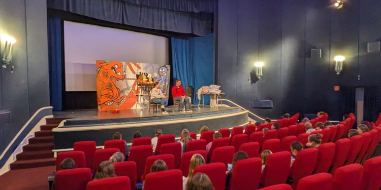 ‚WIR und DIE ANDEREN‘ – Ratzeburger Schul-Kunstprojekt endet mit einen gemeinsamen Theaterbesuch