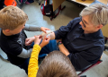 Mit Schutzausrüstung im Klassenraum