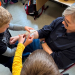 Mit Schutzausrüstung im Klassenraum