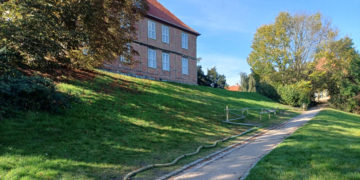 Führung, Sonderausstellung und Kugelbahn im und am A. Paul Weber-Museum