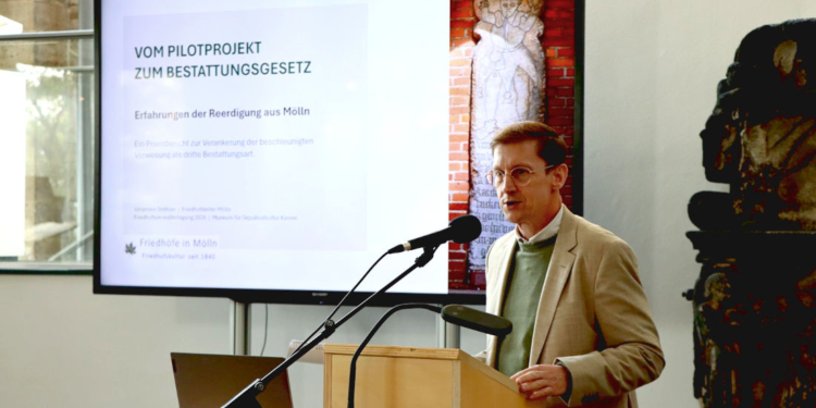 Von Mölln zum Bestattungsgesetz – Reerdigung Keynote bei Fachtagung in Kassel