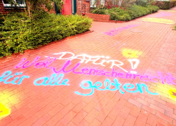 „DAFÜR!“ – Graffiti-Aktion setzt Zeichen für Vielfalt und Miteinander