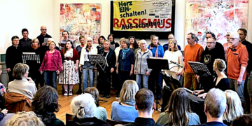 Das Chorprojekt 'POLITICALied' bei einem Auftritt im Ratzeburger Ratssaal. Foto: Verein Miteinander leben e.V.