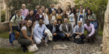 Teilnehmende des ICCAR International Cities Forums in Palermo (Italien), darunter Ratzeburgs Bürgermeister Eckhard Graf (Bildmitte hinten) sowie Ratzeburgs Antrassismuskoordinator Evans Gumbe (vorne re.) © Nova Project