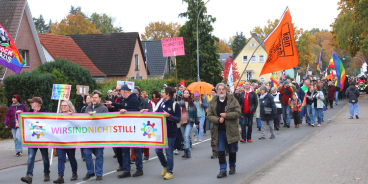 Büchen bleibt nicht still: Rund 400 Menschen demonstrieren für Demokratie und Menschenwürde