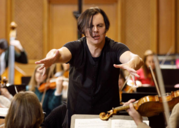 Doku-Dienstag: „Junkies of Dreaming – Mahler 3 Currentzis“ im Filmclub