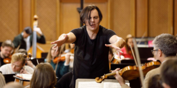 Doku-Dienstag: „Junkies of Dreaming – Mahler 3 Currentzis“ im Filmclub