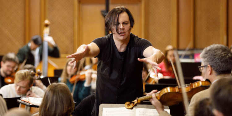 Doku-Dienstag: „Junkies of Dreaming – Mahler 3 Currentzis“ im Filmclub